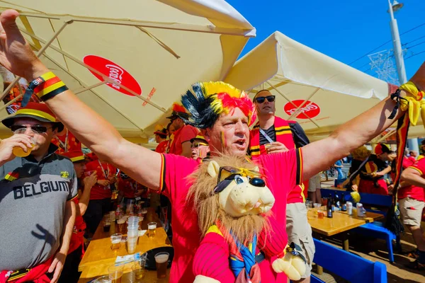 I tifosi di calcio supportano le squadre sulla strada della città il giorno della partita tra Inghilterra e Belgio — Foto Stock