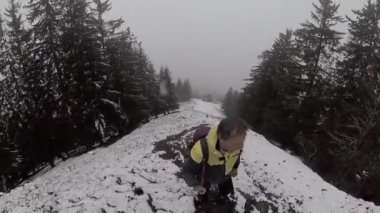 İsviçre Alpleri dağlarda trekking yalnız uzun yürüyüşe çıkan kimse