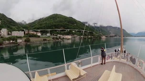 Nave turistica naviga lungo il Lago di Ginevra fino al Castello di Chillon — Video Stock