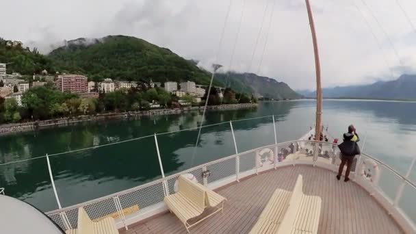 Chillon Castle Cenevre Gölü boyunca turistik gemi yelken — Stok video