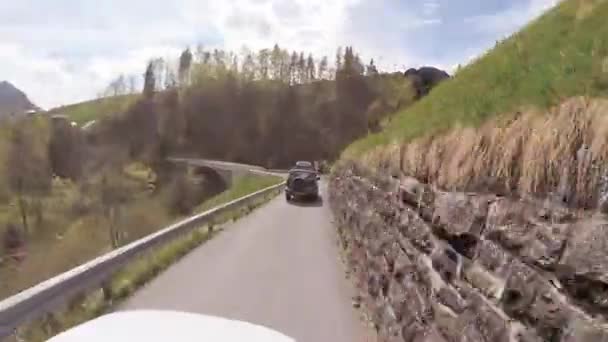 スイス連邦共和国の山で車を運転 — ストック動画