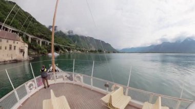 Chillon Castle Cenevre Gölü boyunca turistik gemi yelken