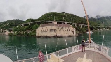 Chillon Castle Cenevre Gölü boyunca turistik gemi yelken