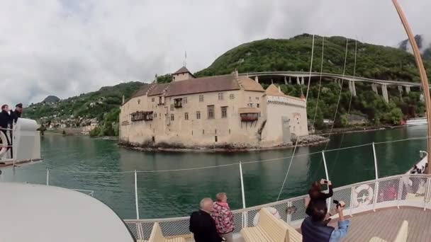 Chillon Castle Cenevre Gölü boyunca turistik gemi yelken — Stok video