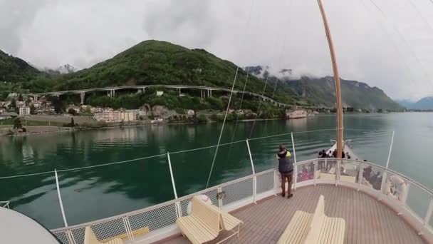 Barco turístico navega a lo largo del Lago de Ginebra hasta el Castillo de Chillon — Vídeo de stock