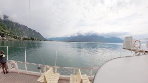 Barco turístico navega a lo largo del Lago de Ginebra hasta el Castillo de Chillon — Vídeo de stock