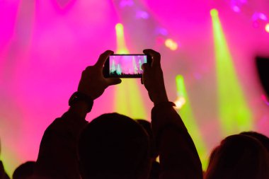 Konser ziyaretçi video çekimleri