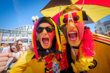 Futbol taraftarları İngiltere ve Belçika arasındaki maç günü şehir sokakta takım destek
