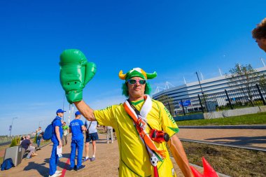 Futbol taraftarları İngiltere ve Belçika arasındaki maç günü şehir sokakta takım destek