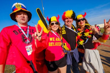 Futbol taraftarları İngiltere ve Belçika arasındaki maç günü şehir sokakta takım destek