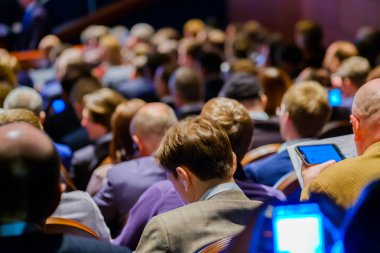 İnsanlar iş konferans Kongre salonunda katılmak
