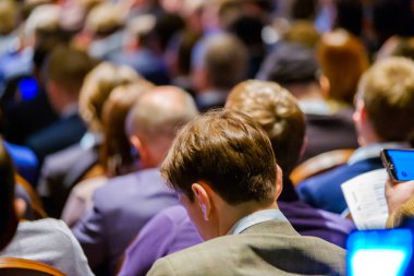 İnsanlar iş konferans Kongre salonunda katılmak