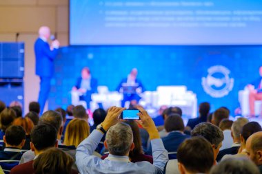 İnsanlar iş konferans Kongre salonunda katılmak