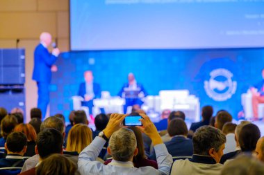 İnsanlar iş konferans Kongre salonunda katılmak
