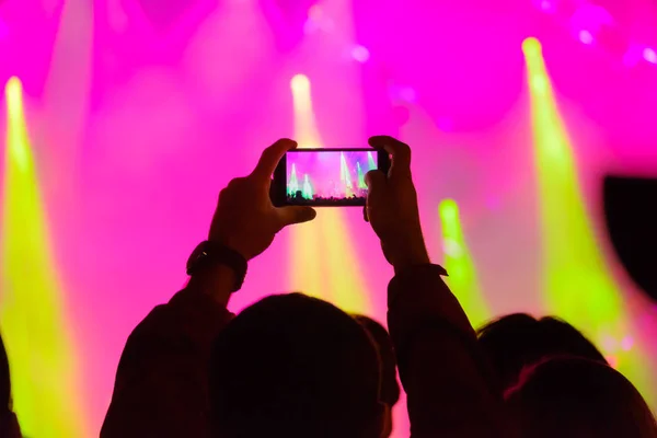 Concert visitor shoots video — Stock Photo, Image