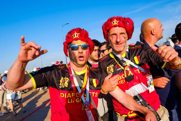 Los aficionados al fútbol apoyan a los equipos en la calle de la ciudad el día del partido entre Inglaterra y Bélgica — Foto de Stock