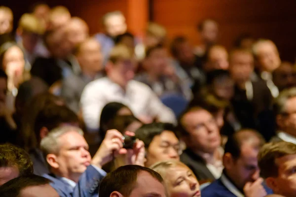 Mensen wonen zakelijke bijeenkomst in zaal van het hotelcongres — Stockfoto