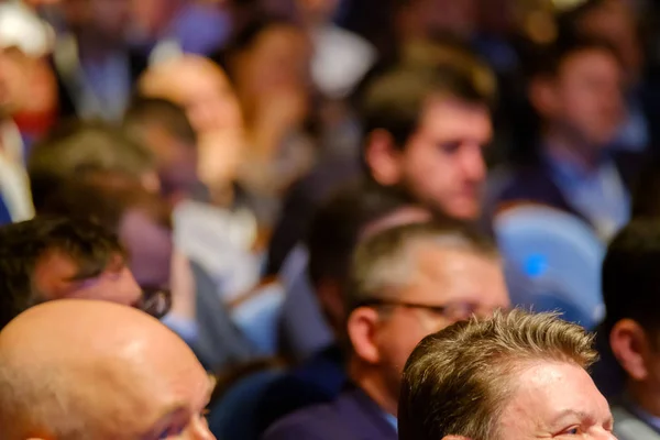 Le persone partecipano alla conferenza di business nella sala congressi — Foto Stock