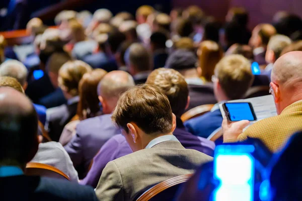 La gente asiste a conferencias de negocios en la sala de congresos —  Fotos de Stock