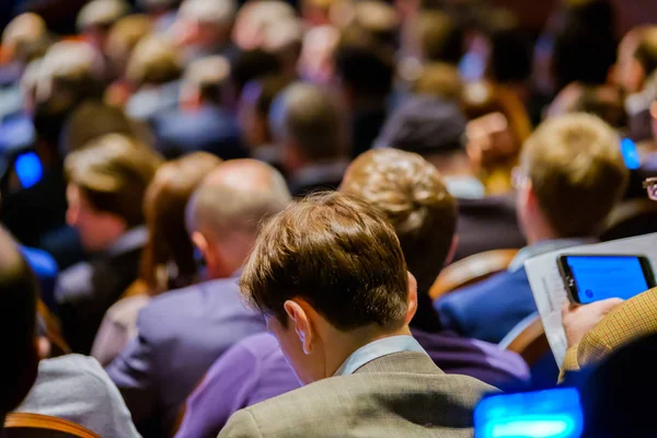 Люди принимают участие в бизнес-конференции в конгресс-зале — стоковое фото