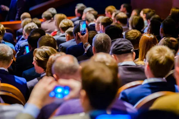 Le persone partecipano alla conferenza di business nella sala congressi — Foto Stock