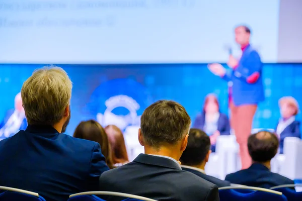 Des Gens Assistent Une Conférence Affaires Dans Salle Congrès — Photo