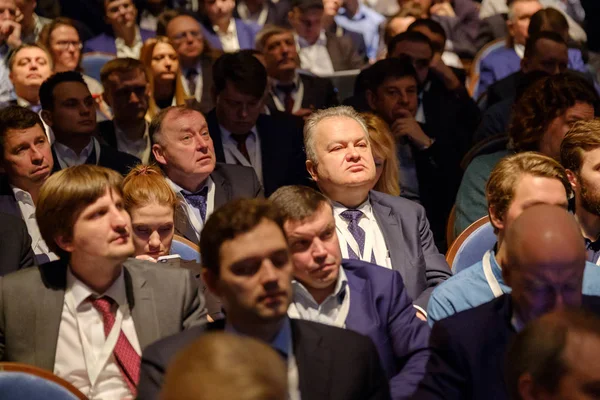 Mensen wonen zakelijke bijeenkomst in zaal van het hotelcongres — Stockfoto