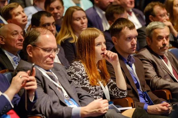 Mensen wonen zakelijke bijeenkomst in zaal van het hotelcongres — Stockfoto