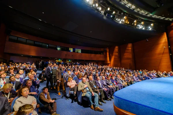 Pessoas participam de conferência de negócios na sala de congressos — Fotografia de Stock