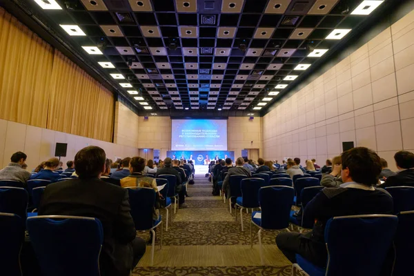 Mensen wonen zakelijke bijeenkomst in zaal van het hotelcongres — Stockfoto