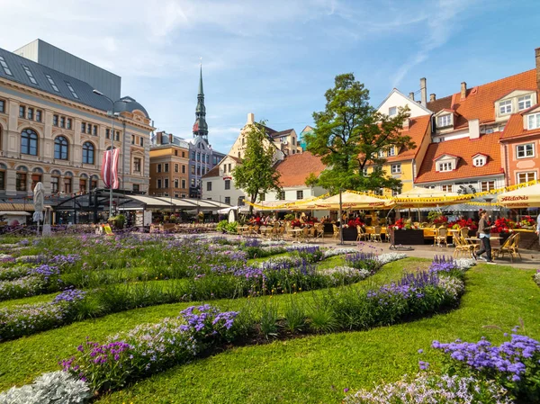 People visit old city center at day time in summer — Stock Photo, Image