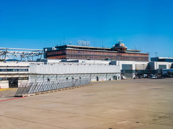 Edificio del aeropuerto con torre de observación durante el día —  Fotos de Stock