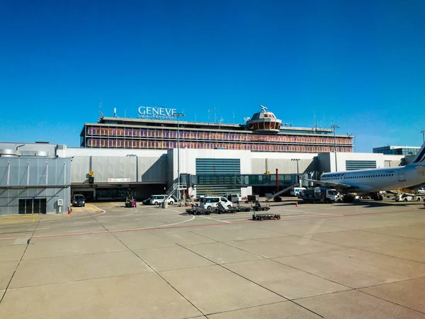 Edifício do aeroporto com torre de observação durante o dia — Fotografia de Stock