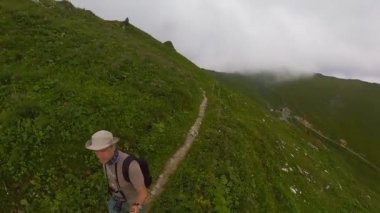 Orta yaş erkek İsviçre dağlarında hiking