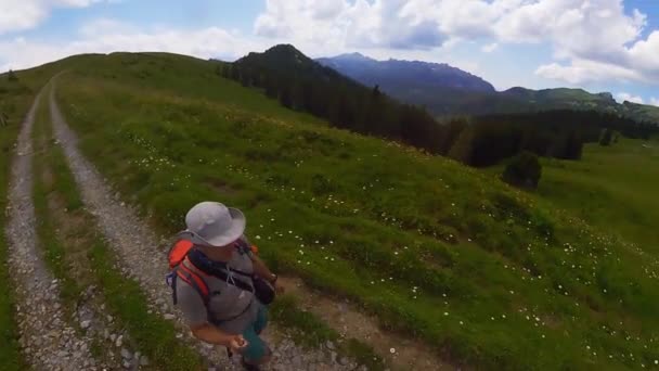 Hombre de mediana edad senderismo en Suiza montañas — Vídeo de stock