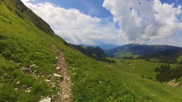 Randonnée pédestre sur un sentier en Suisse montagnes 