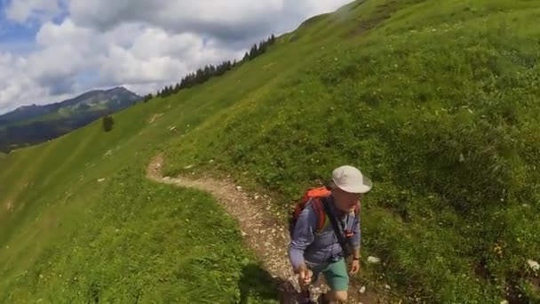 Hombre de mediana edad senderismo en Suiza montañas — Vídeo de stock