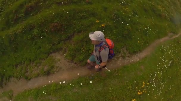 Középkorú férfi túrázás hegyekben Svájc — Stock videók