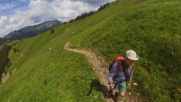 Hombre de mediana edad senderismo en Suiza montañas — Vídeo de stock