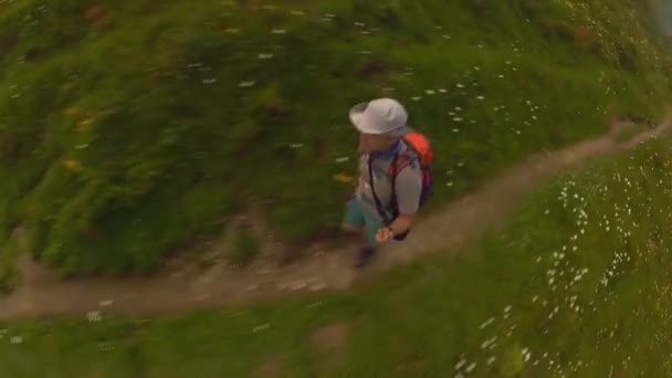 Middelbare leeftijd man wandelen in de bergen van Zwitserland — Stockvideo