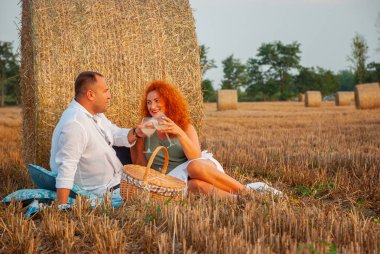 Romantik bir haystack taze kesilmiş bir tarlada tarihte