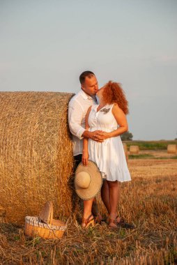 Romantik bir haystack taze kesilmiş bir tarlada tarihte