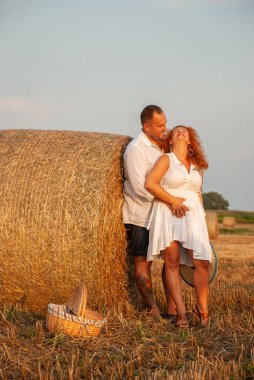 Romantik bir haystack taze kesilmiş bir tarlada tarihte
