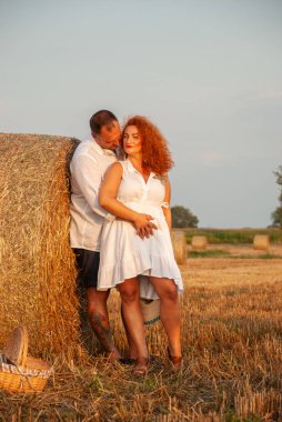 Samanlık taze kesilmiş bir tarlada üzerinde romantik buluşma