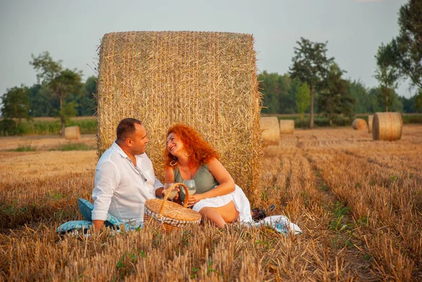 Romantický Datum na čerstvě nařezaných pole poblíž kupce sena — Stock fotografie