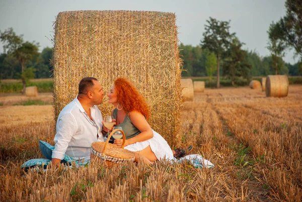 Romantický Datum na čerstvě nařezaných pole poblíž kupce sena — Stock fotografie