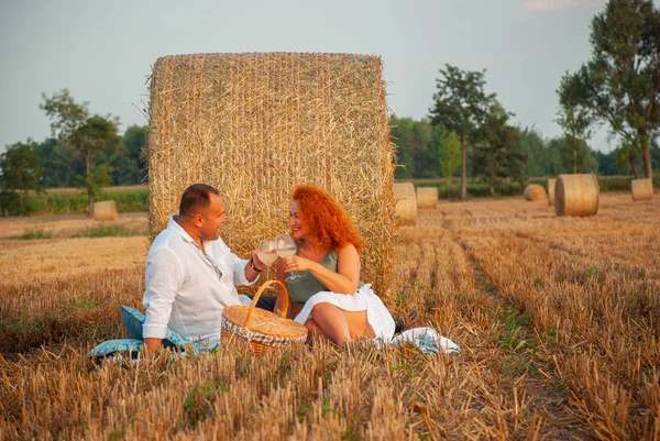 Romantický Datum na čerstvě nařezaných pole poblíž kupce sena — Stock fotografie