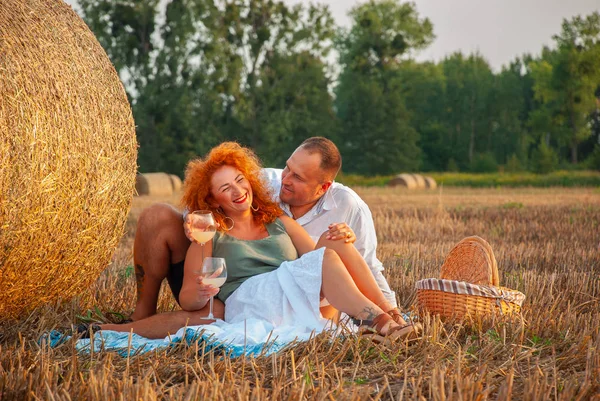 Appuntamento romantico su un campo appena tagliato vicino a un pagliaio — Foto Stock