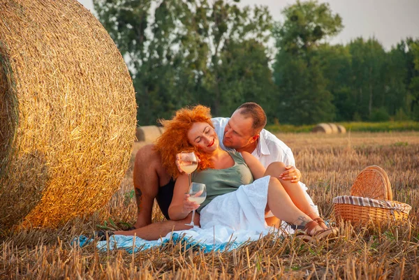 Romantický Datum na čerstvě nařezaných pole poblíž kupce sena — Stock fotografie