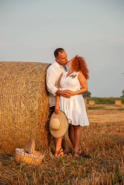 Romantický Datum na čerstvě nařezaných pole poblíž kupce sena — Stock fotografie